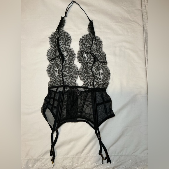 Elegant Black Lace Bodysuit - Picture 3 of 6